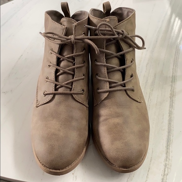 American Eagle booties